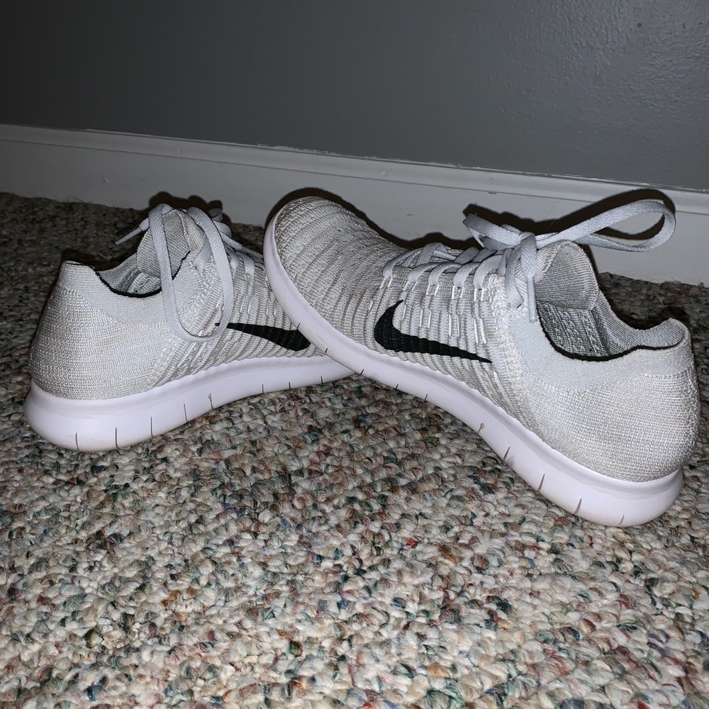 White Nike flyknit